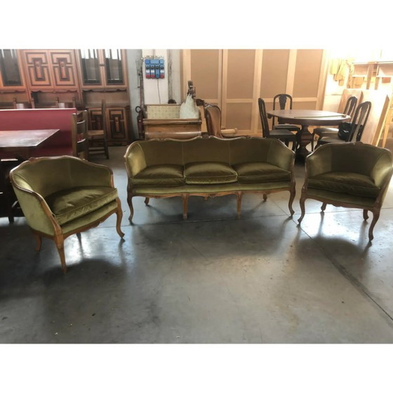 Image 1 of Ensemble trois pièces comprenant un fauteuil et un canapé en noyer de style italien, datant du milieu du XXe siècle.