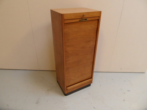 Armario con persiana enrollable vintage