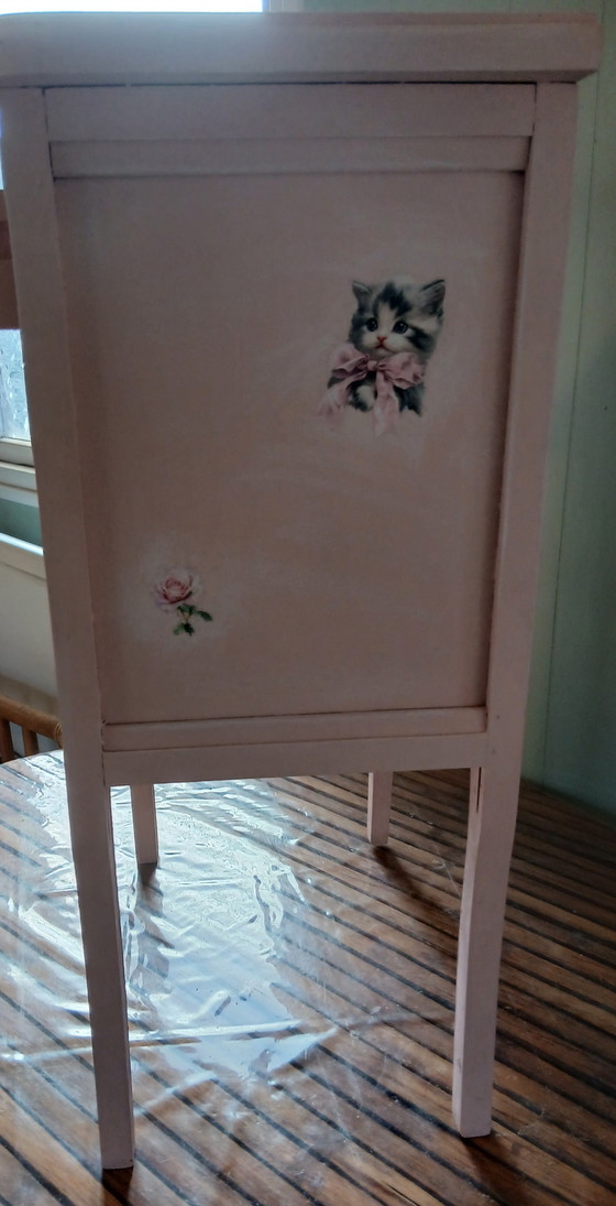 Image 1 of Table de nuit enfant relooke