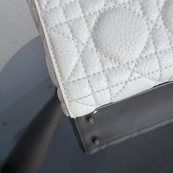 Image 1 of DIOR LADY MINI - PELLE DI VITELLO GRAMMATIZZATA CANNAGE, DETTAGLI IN ORO BIANCO