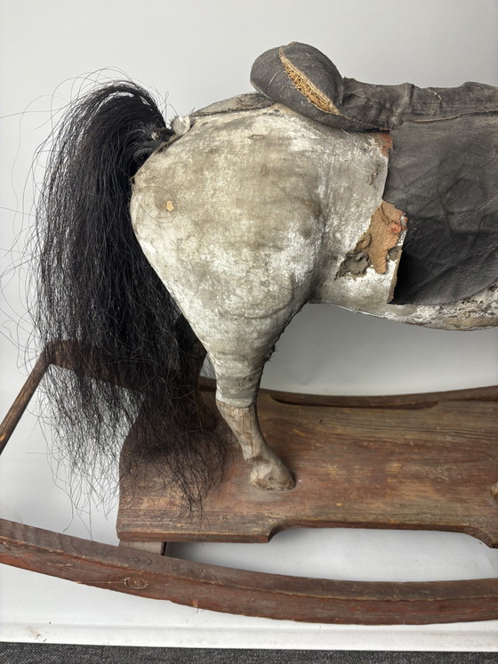 Image 1 of Antico cavallo da tiro in legno su slitta con rivestimento in tessuto e pelle – circa fine XIX/inizio XX secolo