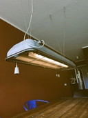 Lampada a sospensione industriale vintage – apparecchio originale di fabbrica con patina