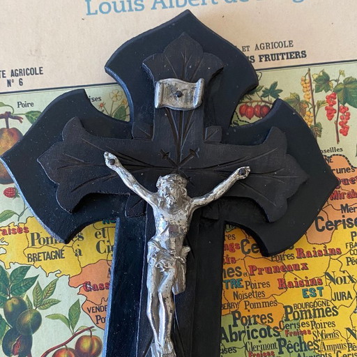 Crucifijo colgante vintage en madera ennegrecida y metal. Pila de agua bendita de Cristo, decoración religiosa antigua.