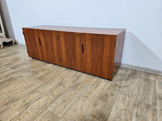 Image 1 of Icono del diseño, cómoda de teca, estilo moderno de mediados de siglo, década de 1960.