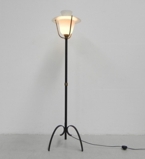 Vintage-Stehlampe mit Glasschirm und perforiertem Stahlschirm