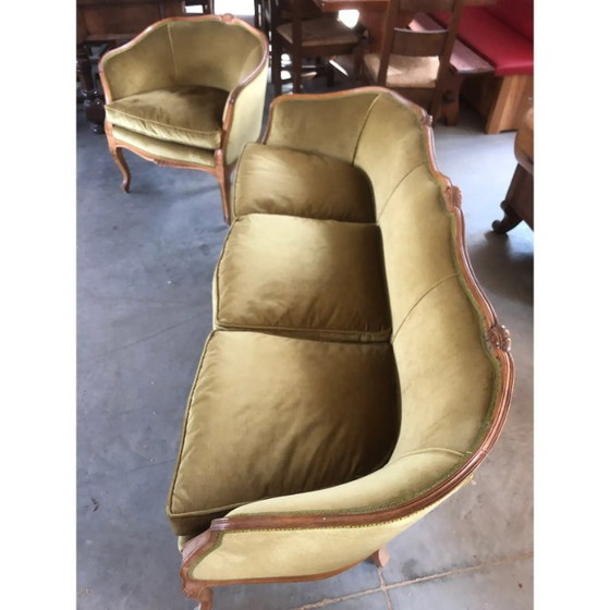 Image 1 of Ensemble trois pièces comprenant un fauteuil et un canapé en noyer de style italien, datant du milieu du XXe siècle.