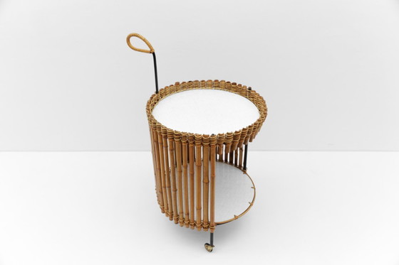 Image 1 of Set van 2 Mid-Century Modern ronde serveerwagens van bamboe, jaren 60,