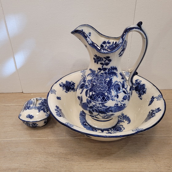 Image 1 of Juego De Baño: Aguamanil Y Jabonera “Pomeroy Blue”, Porcelana Royal Doulton, S. Xx