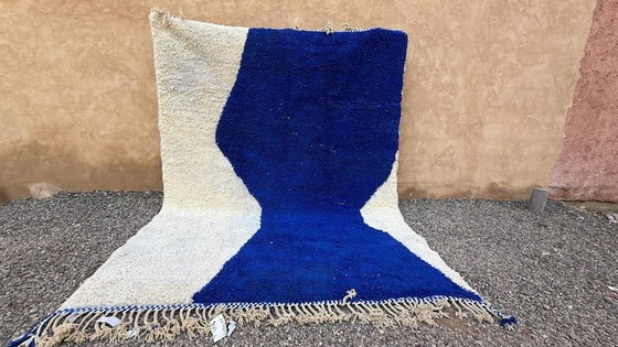 Alfombra tradicional marroquí hecha a mano, azul y blanca, tamaño 250/350 cm. – Ahrend, Wool (photo 4 of 10)