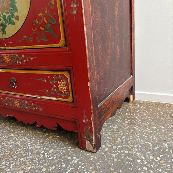 Image 1 of Armoire en bois asiatique, décorée de fleurs et d'oiseaux