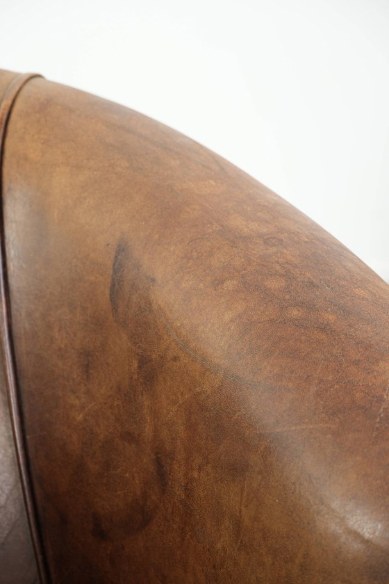 Image 1 of Heerlijke stoere cognac kleurige schapenleren clubfauteuil met een mooie vintage look in Engelse stijl