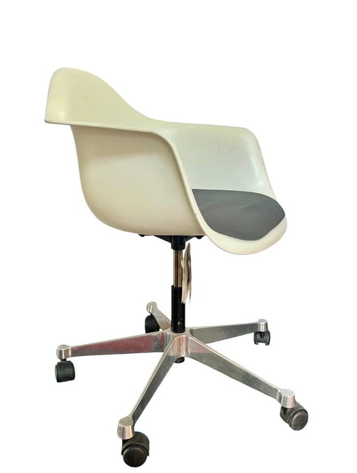 Sillón Vitra Eames con brazos de plástico PACC