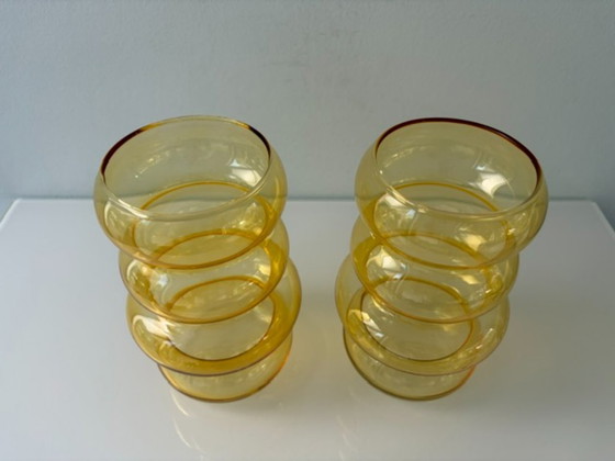 Set aus 2 bernsteinfarbenen Glasvasen im organischen Design (photo 3 of 7)