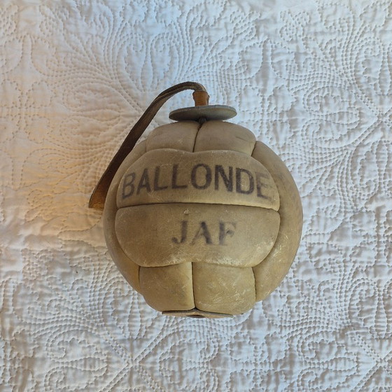 Ancienne Ballonde JAF en Cuir avec Lanière – Sport Vintage – Objets déco, Leather (photo 9 of 9)