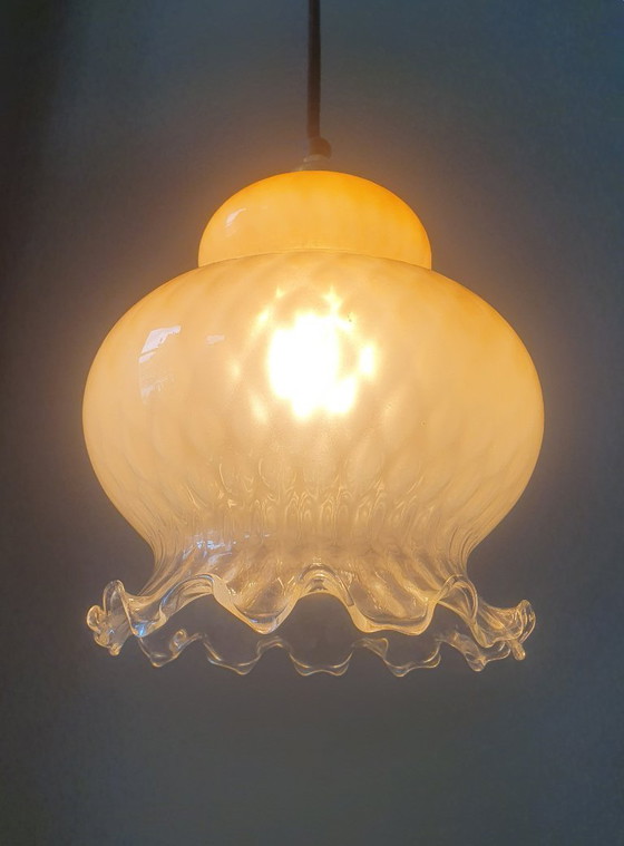 Image 1 of vintage glazen florale hanglamp in roze pastel kleur met textuur. Deels transparent.