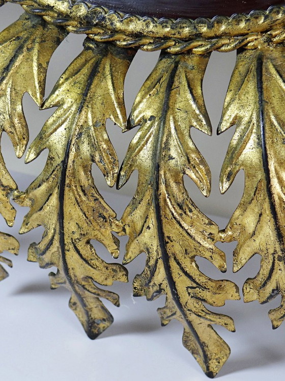 Image 1 of Gran espejo mural italiano con forma de sol radiante, de metal dorado, años 60-70.