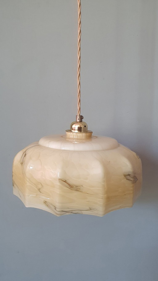 Grande lampada a sospensione vintage in vetro opalino in stile Art Déco.