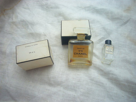 Flacone originale vintage di profumo Chanel n. 5 degli anni '60 (quasi vuoto, ma ancora profumato) e una (photo 4 of 8)