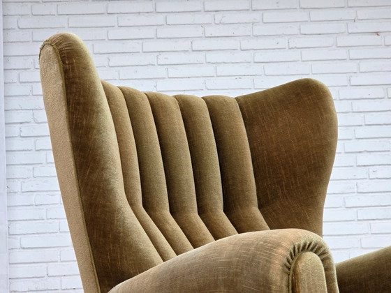 Image 1 of Deense relaxfauteuil met hoge rugleuning uit de jaren 60, bekleed met groen meubelvelours.