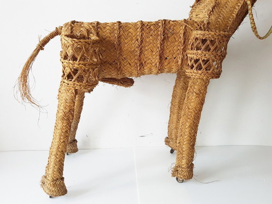 Image 1 of Bloempotstandaard in de vorm van een ezel op wielen, vintage jaren 50, rotan, riet, stro.