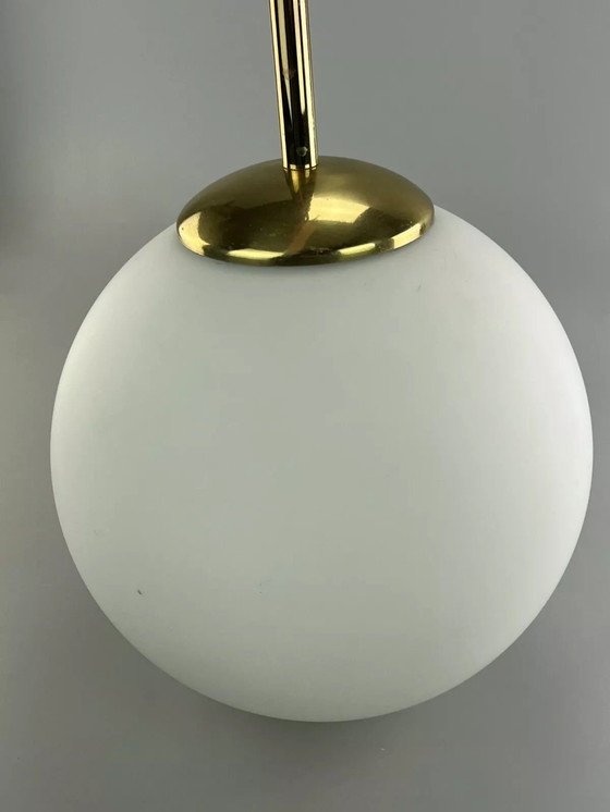 Image 1 of Lampada da soffitto anni '60 e '70, lampada a sfera, ottone opalino, vetro, design spaziale