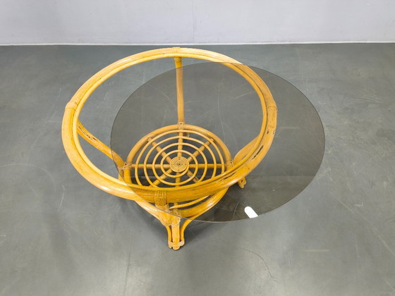 Image 1 of Mesa de centro italiana de ratán de mediados de siglo con tapa de cristal, década de 1960.