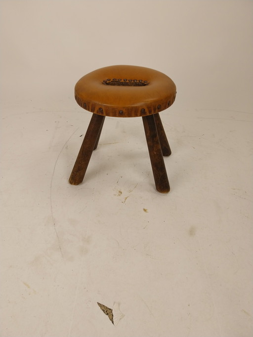 1 x brutalistischer Hocker mit Kunstlederbezug und schwarzen Nägeln, 1970er Jahre