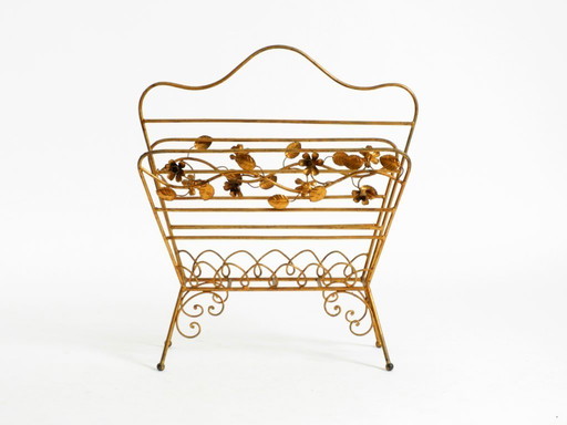 Straordinario portariviste e giornali in stile moderno di metà secolo con struttura in metallo dorato.