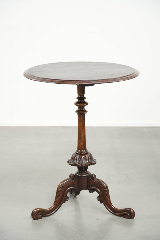 Image 1 of Runder antiker, eleganter und charmanter Beistelltisch/Weintisch mit wunderschönen Farben und aufwendigen Schnitzereien