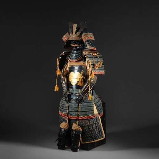 Samurai armour yoroi black lacquer with ivy leaf family crest