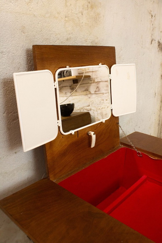 Toeletta vintage in legno con rivestimento in velluto rosso – Tolette (photo 6 of 8)