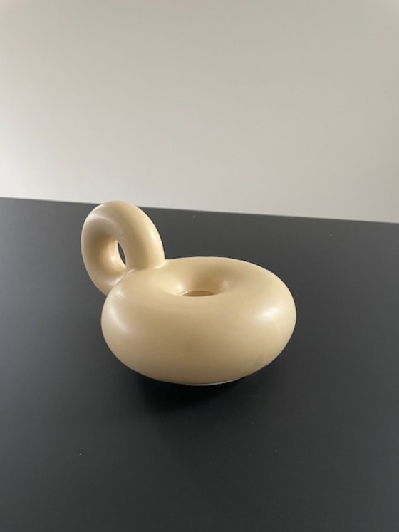 Image 1 of Portacandele a forma di ciambella color crema con manico giocoso – in ceramica