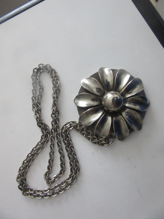 Modernist Flower Daisy Necklace Pendant with Long Chain, vintage – Decorative Objects, Metal (photo 10 of 10)