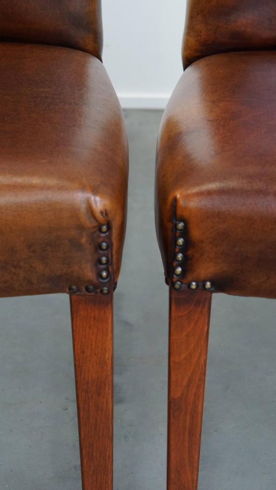 Image 1 of 4 x Esszimmerstuhl aus Schafsleder mit einem Besatz aus Ziernägeln