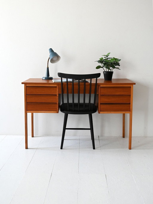 Scrivania vintage scandinava in teak con 7 cassetti