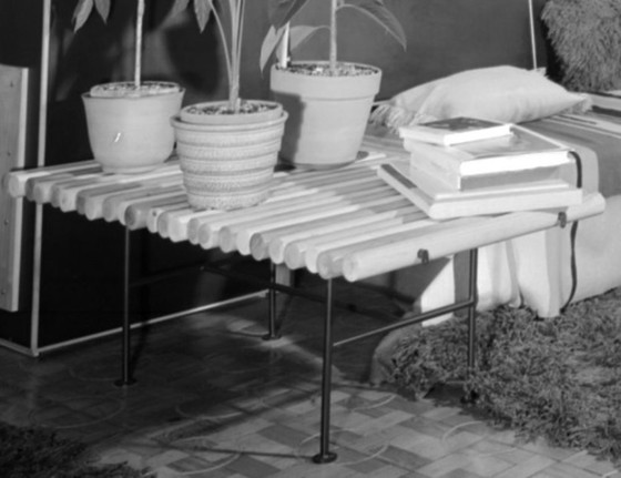Image 1 of Un par de mesitas auxiliares italianas, únicas y de exquisito diseño arquitectónico, atribuidas a Ettore Sottsass.