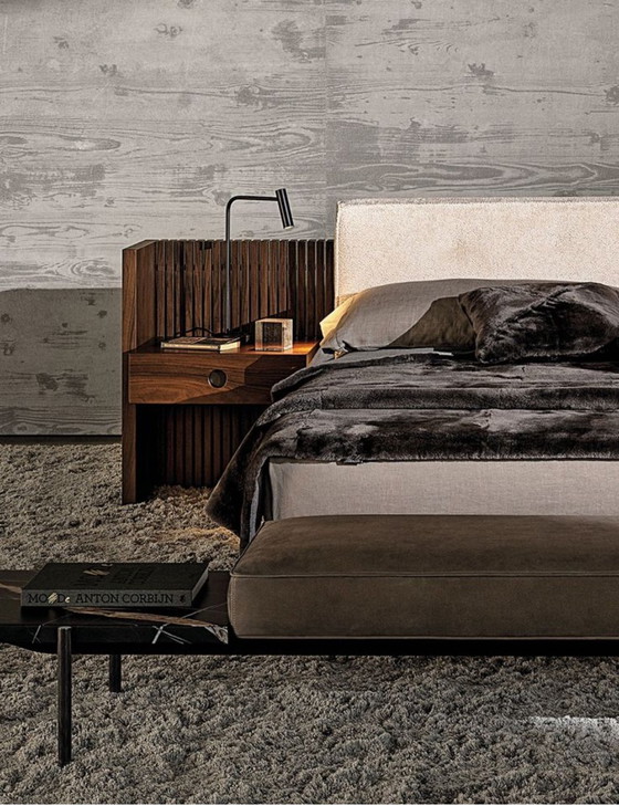 Image 1 of Minotti bed Brasilia 180x200cm matras size showmodel 2023