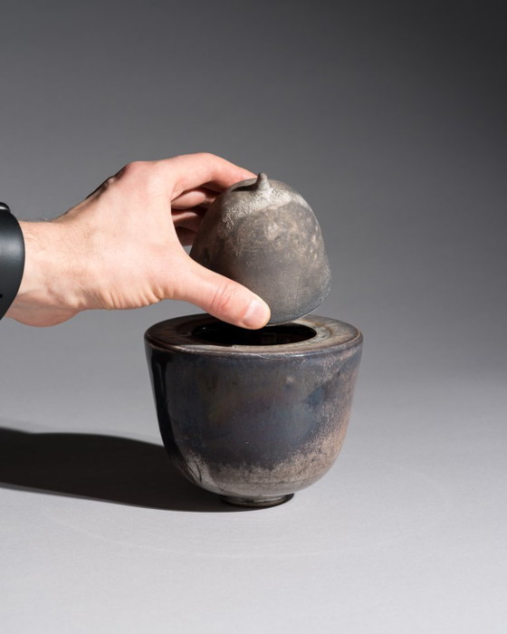 Image 1 of Studio Ceramic Box Duo – Mario Enke, Duitsland, 2010 · Reductiegebakken steengoed containers in grijze en blauwe tinten