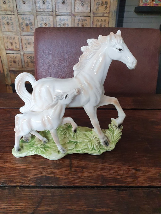 Figurita de cerámica antigua de una yegua con su potrillo, ca. 1950-1970