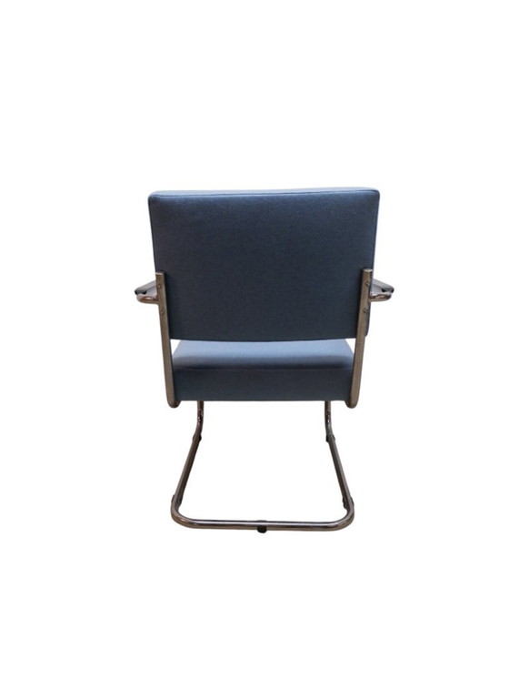 Image 1 of Poltrona con struttura tubolare e rivestimento in tessuto blu.