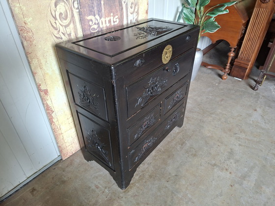 Image 1 of Antike chinesische Kommode mit Chinoiserie-Dekor, mit 2 Klappen und 3 Schubladen, Maße 91 x 46 cm und 79 cm hoch.