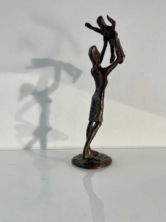 Image 1 of Bronze statue of mother and child – modern and expressive