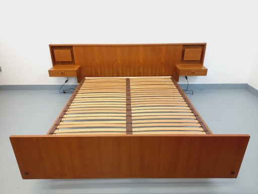 Lit double vintage style scandinave en teck des années 60 avec chevets lumineux intégrés et sommier