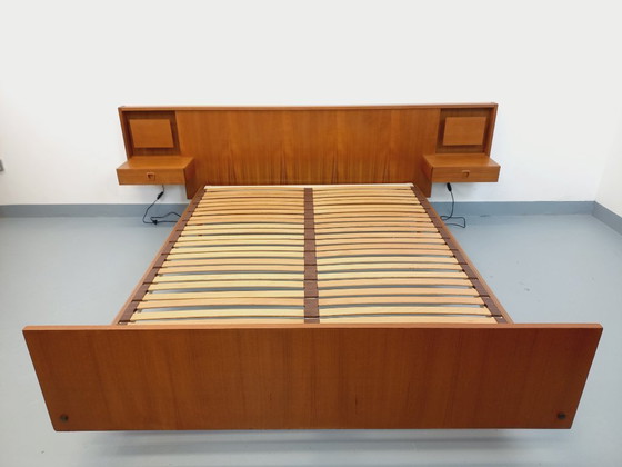 Image 1 of Lit double vintage style scandinave en teck des années 60 avec chevets lumineux intégrés et sommier