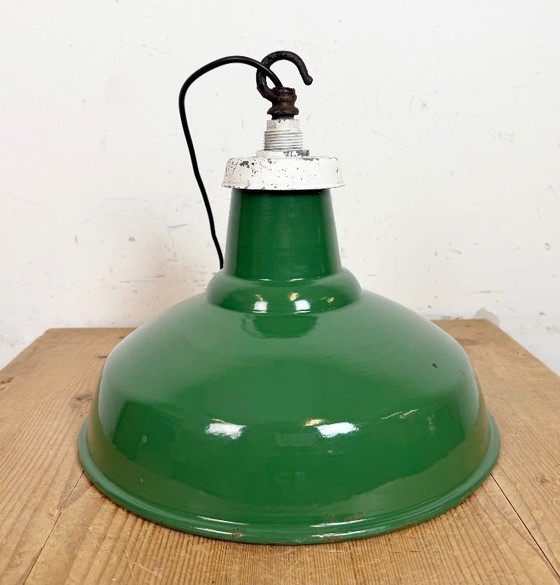 Image 1 of Industriële Britse groene emaille fabriekshanglamp, jaren 60