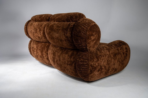 Sofá italiano vintage con tapizado de terciopelo marrón, perfecto estado.