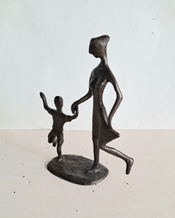 Bodrul Khalique, artista visual. Figurilla de bronce que representa a una madre y su hijo. Año 1978. (photo 4 of 8)