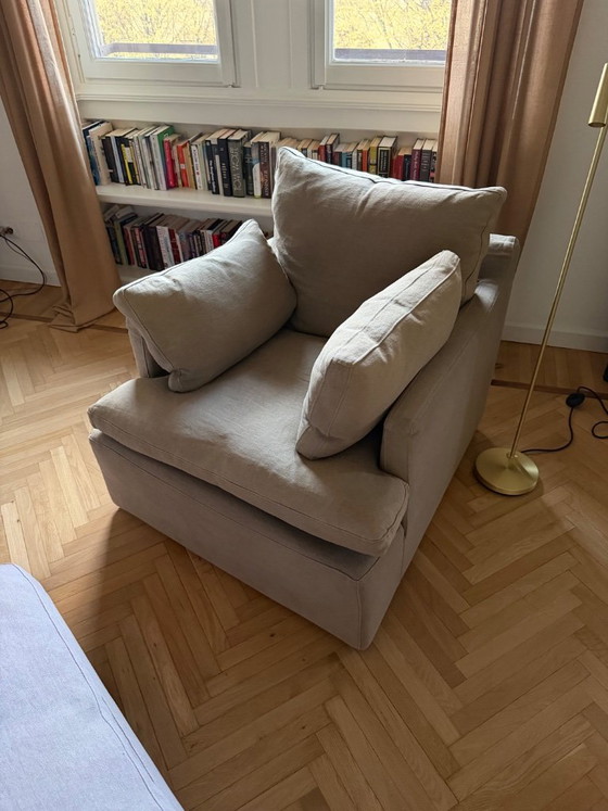 Image 1 of 2 poltrone e 1 pouf di Timothy Oulton.