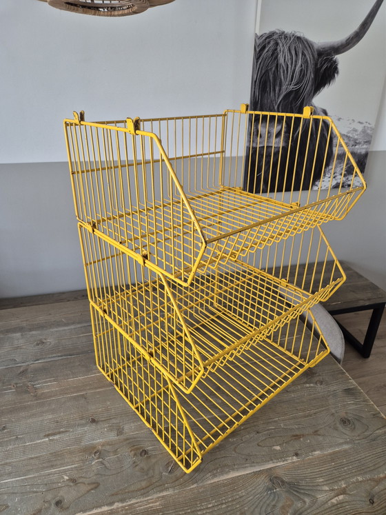 Image 1 of Vintage geel metalen stapelrek.