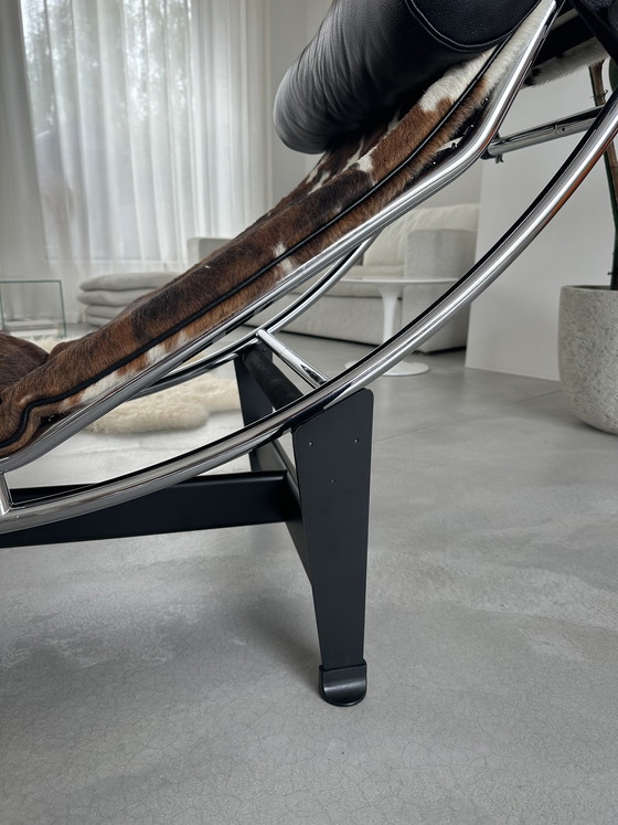 Image 1 of Originele Cassina LC4 Chaise Longue – Ponyhuid - Le Corbusier Charlotte Perriand